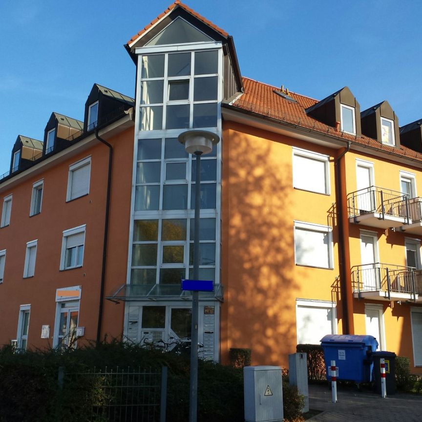 WG-geeignet in direkter Uni-Nähe: je ein großer Wohnraum mit Balkon - Photo 1