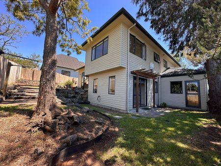 A Peaceful Family Haven Full of Warmth and Character - Photo 5