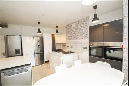 7 Bedroom House near Leeds University - Photo 5