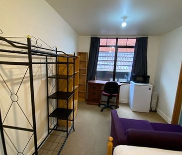 Centrally located boarding house room - Photo 2