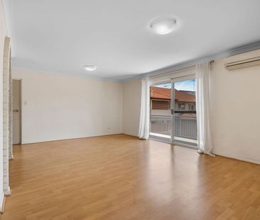 Spacious Top-Floor Unit in the Heart of Ashgrove - Photo 2