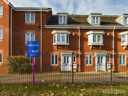 3 bedroom Town House - Epsom Close, Stevenage - Photo 3