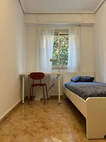 Plaça Nova de lEsglésia, Valencia, Valencian Community 46025 - Photo 4