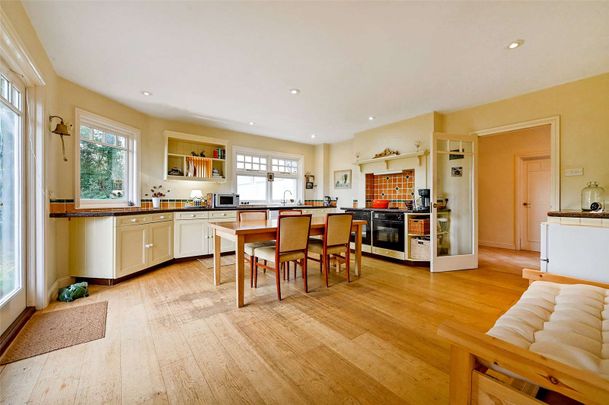 This stunning riverside property sounds ideal for those looking to enjoy the beauty of the River Thames - Photo 1