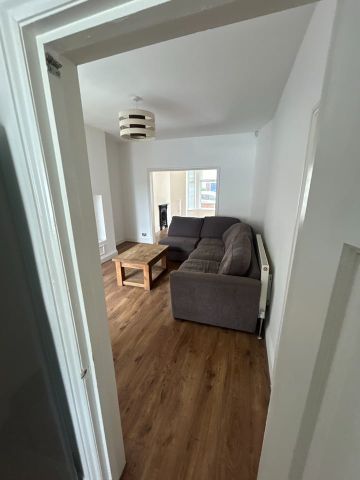 3 Bed Terraced House, Stretford, M32 - Photo 2