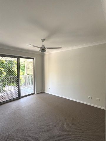 Spacious 3-Bedroom Townhouse in Bald Hills Perfect for Families and Professionals! - Photo 3