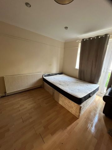 4 Bed Semi-Detached House, Barforth Road, SE15 - Photo 2