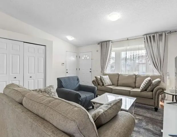 Cozy 6 Bedroom House in North Edmonton (Fully Renovated) | 15323 72 Street Northwest, Edmonton - Photo 1