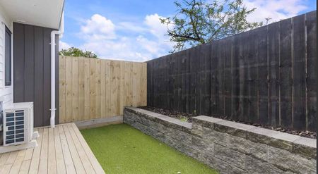 Modern 3BR Townhouse in Te Atatu South - Photo 2