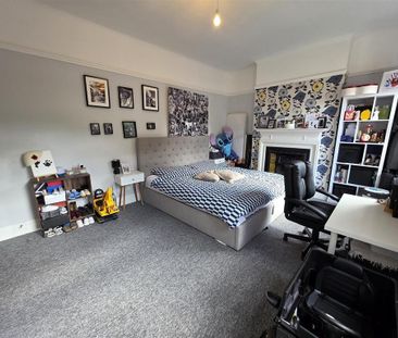 3 bedroom flat to rent - Photo 3