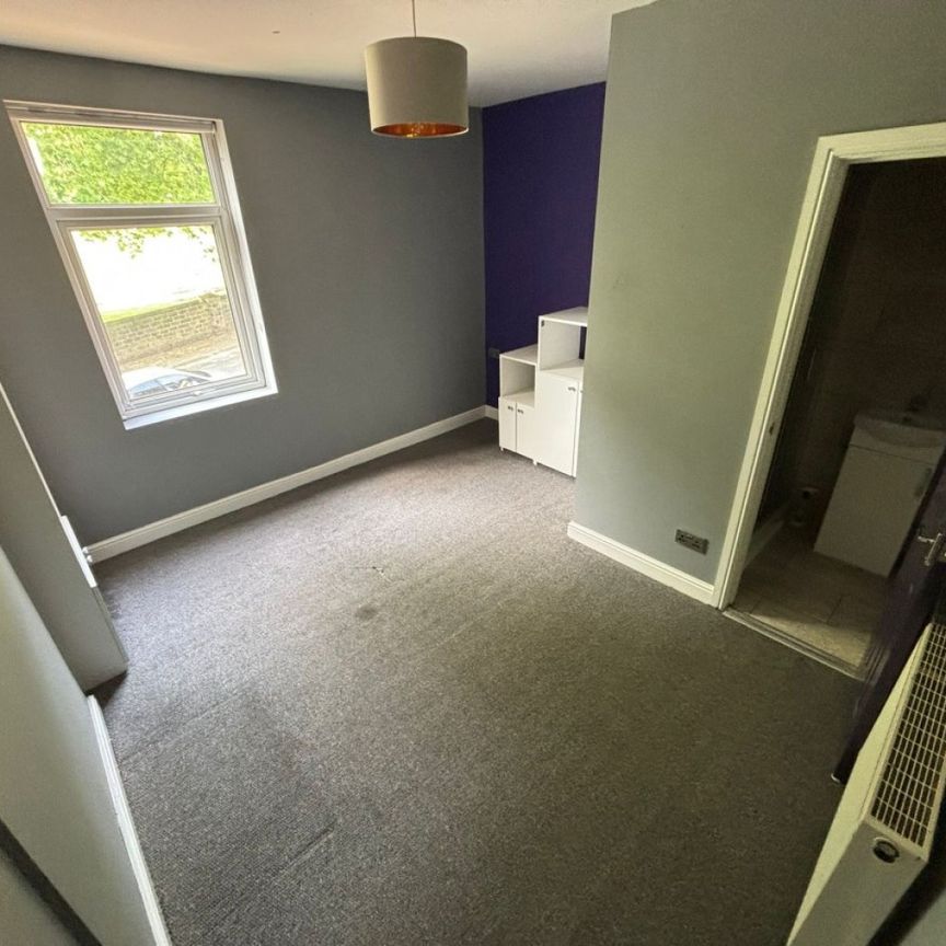 4 bed House Share - To Let - Photo 1