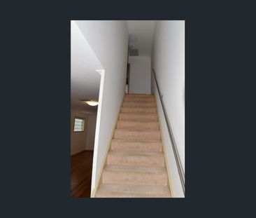 2 bedroom flat attached to the side of the house. - Photo 2