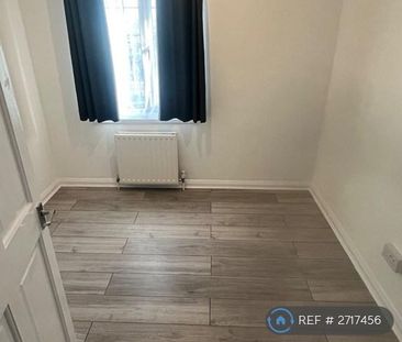 4 bedroom semi-detached house to rent - Photo 4