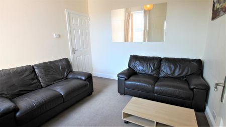 3 bedroom flat to rent - Photo 3