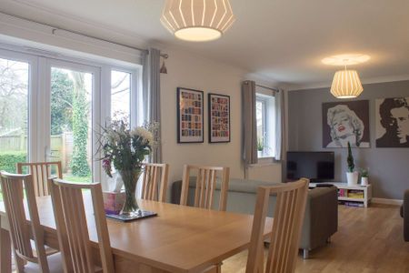 Windrush Court Room 6 - Photo 2