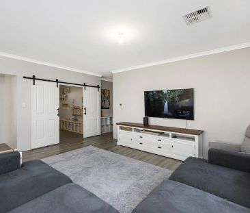 Stylish, Spacious & Seconds from the Sea - With Rear Roller-Door Ac... - Photo 3