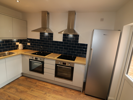 OX Living is proud to present this high-quality 6-bedroom co-living property, perfect for working professionals looking for stylish, stress-free living. Room 1 - Photo 5