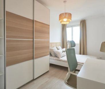 Room in a shared 11-bedroom apartment for rent in Lisbon, perfect for professionals and students. - Foto 4