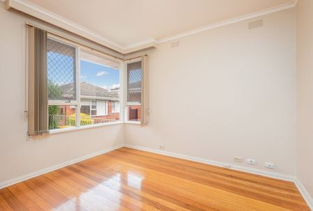 Neat 3 bedroom in great location - Photo 4