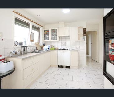 Spacious Family Home in a Quiet Court Location - Photo 5