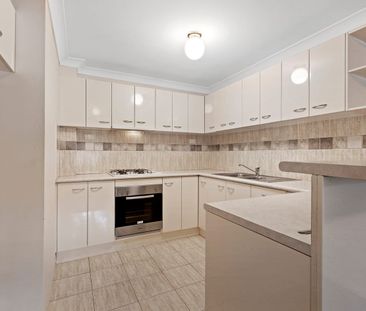 BEUTIFULLY APPOINTED MODERN 3 BEDROOM TOWNHOUSE - Photo 3