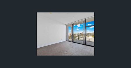 UNIQUE TOP FLOOR APARTMENT WITH IMPRESSIVE VIEWS. - Photo 4