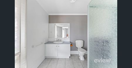 Spacious Family Home in Hoppers Crossing! - Photo 4