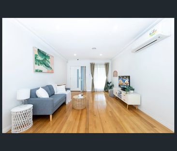 For Rent – Modern, Spacious Townhouse in Prime Sunshine Location - Photo 2