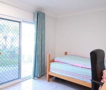 New Renovated 4 Spacious Bedrooms with Sunroom - Photo 5