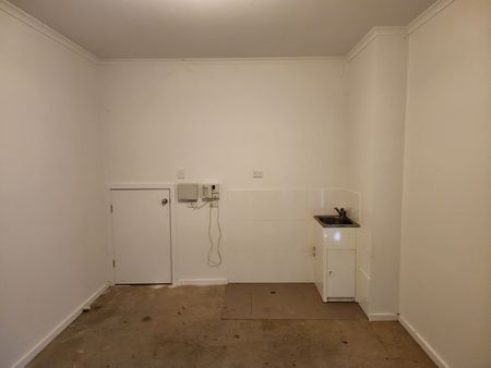 Stylish 2-Bedroom Townhouse - Photo 3