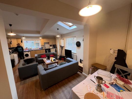 6 bedroom private hall to rent - Photo 1