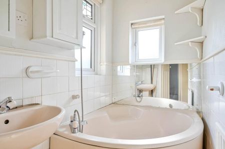 4 bedroom detached house to rent - Photo 4