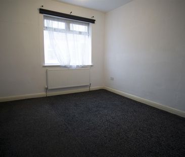 3 Bed House to Let on Calverley Street, Preston - Photo 2