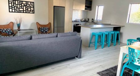 Fully Furnished Spacious Inner City Apartment in Prime Location! - Photo 2