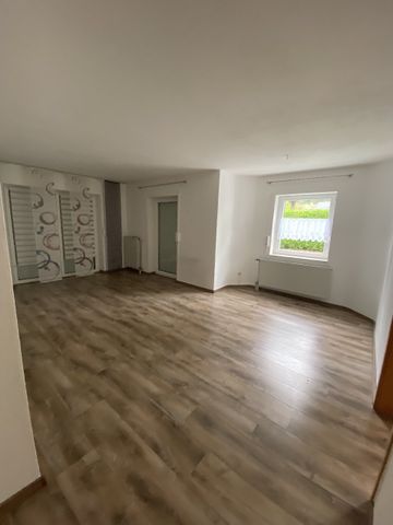 Günstige 2-Zimmer-Wohnung mit Einbauküche - Foto 2