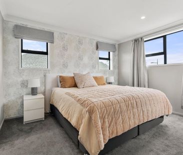 Bright & Modern Family Living in the Heart of Kumeu - Photo 1