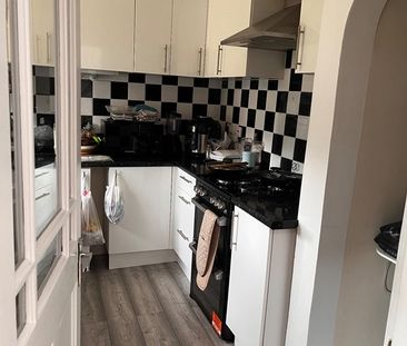 3 Bed Semi-Detached House, Sutton, CR0 - Photo 6