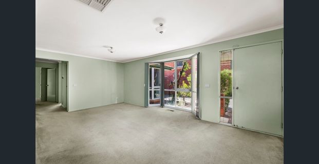 Quiet Rear Single Level Unit in Beverley Hills Primary School Zone! - Photo 1