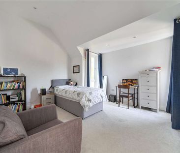 An immaculately presented five bedroom home . - Photo 5