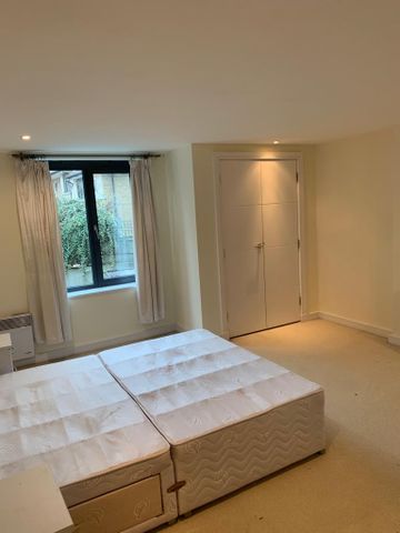 Spacious and Light Two Bedroom & Two Bathroom Flat in Bow - Photo 3