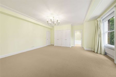 Lateral four bedroom family apartment set within a portered block and over 2106 square feet - Photo 5
