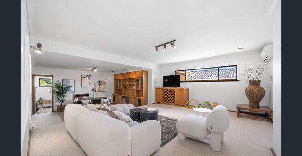 Luxury living only a stone's throw from Leschenault Estuary and shopping centre! - Photo 1