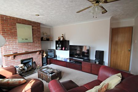 2 bedroom detached bungalow to rent - Photo 2