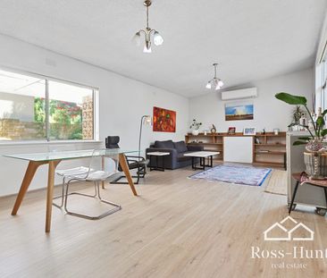 SINGLE LEVEL 70'S INSPIRED, SPACIOUS 3 BEDROOM HOME - Photo 4