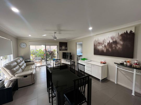 Beautiful 4-Bedroom Home in Prestigious Gainsborough Greens Estate! - Photo 1