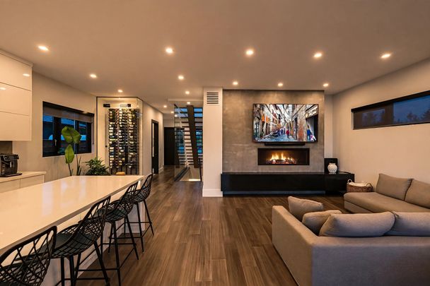Luxury 5-Bed, 4-Bath Home with Pool, Theatre & Cabana — Etobicoke - Photo 1