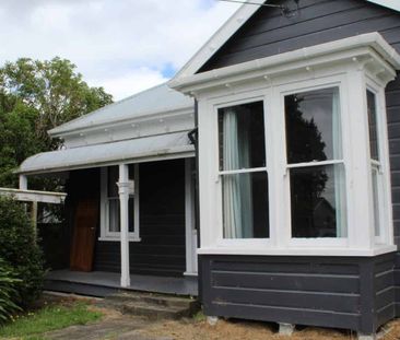 Large Villa with fully fenced backyard! - Photo 5