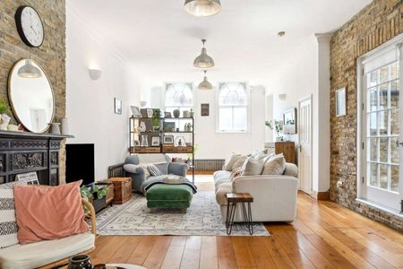 SHORT LET. An incredibly bright and spacious three bedroom apartment with impressive living and entertaining space. - Photo 4