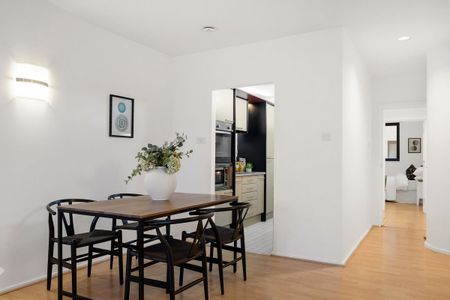 A two bedroom apartment with lift and concierge for rent in Point West, SW7 - Photo 3