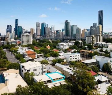 Top-Floor Retreat with Sweeping views of City & Story Bridge! - Photo 3